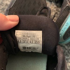 Brooks pure flow tennis shoe